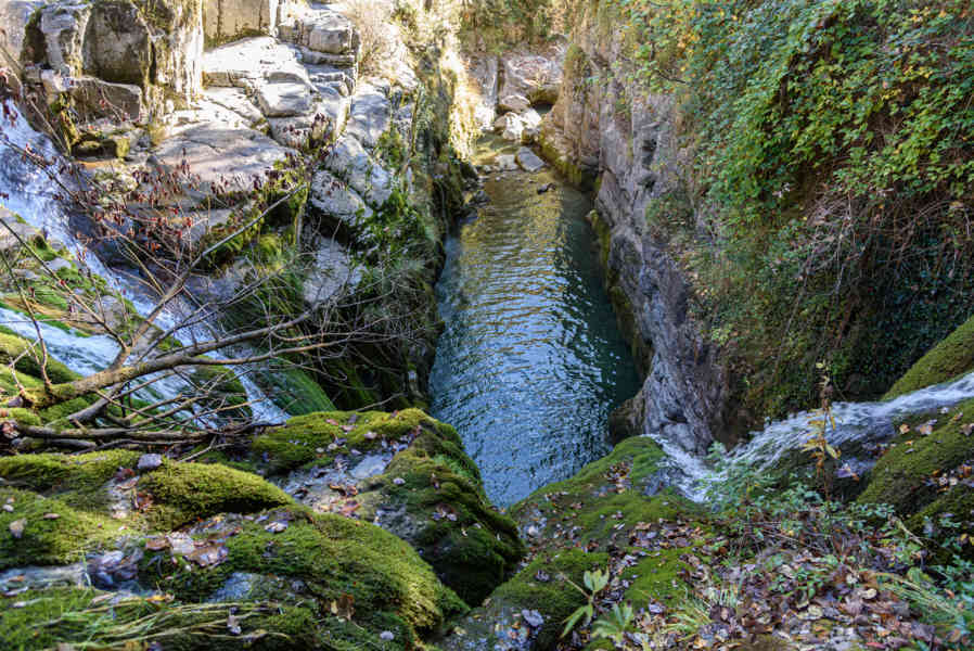 Huesca - parque nacional de Ordesa y Monte Perdido - valle de Añisclo 36 - cañon de Añisclo - cascada de Aso.jpg